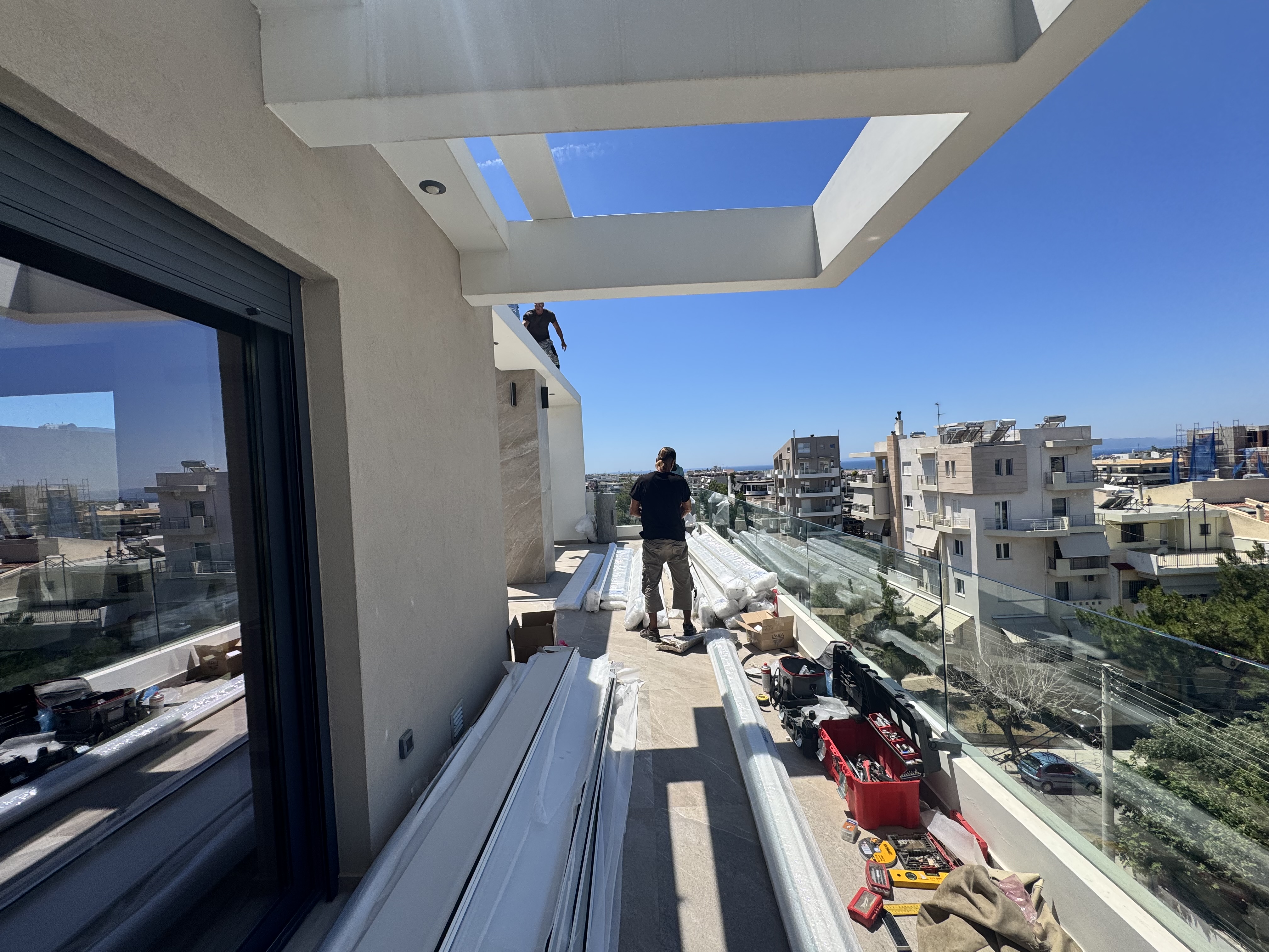 Σταθερή και Ανοιγοκλειόμενη Βιοκλιματική Σκίαση σε Σύγχρονη Πολυκατοικία στον Άλιμο, Άλιμος — φωτογραφία 6 από 6