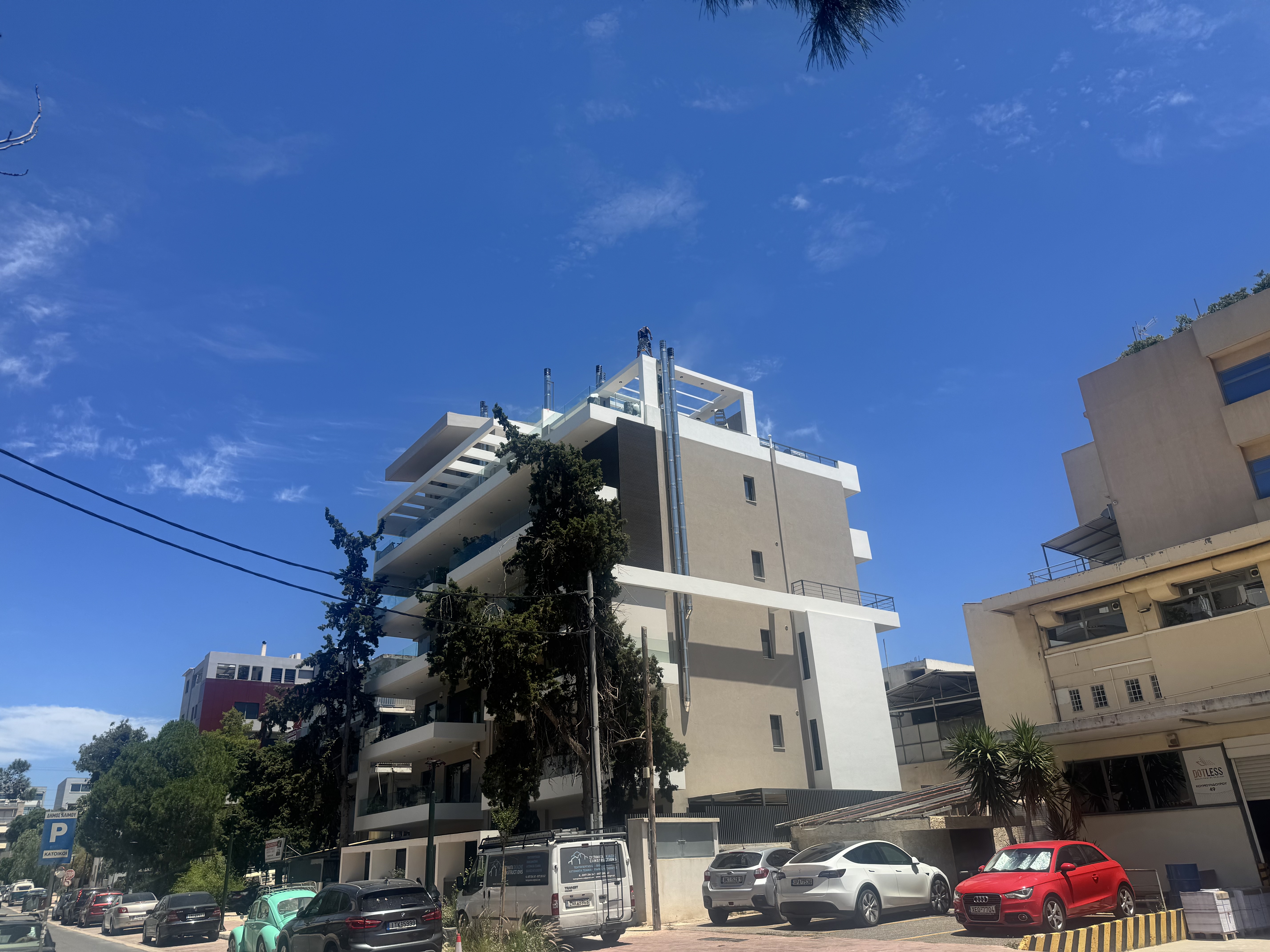 Σταθερή και Ανοιγοκλειόμενη Βιοκλιματική Σκίαση σε Σύγχρονη Πολυκατοικία στον Άλιμο, Άλιμος — φωτογραφία 4 από 6