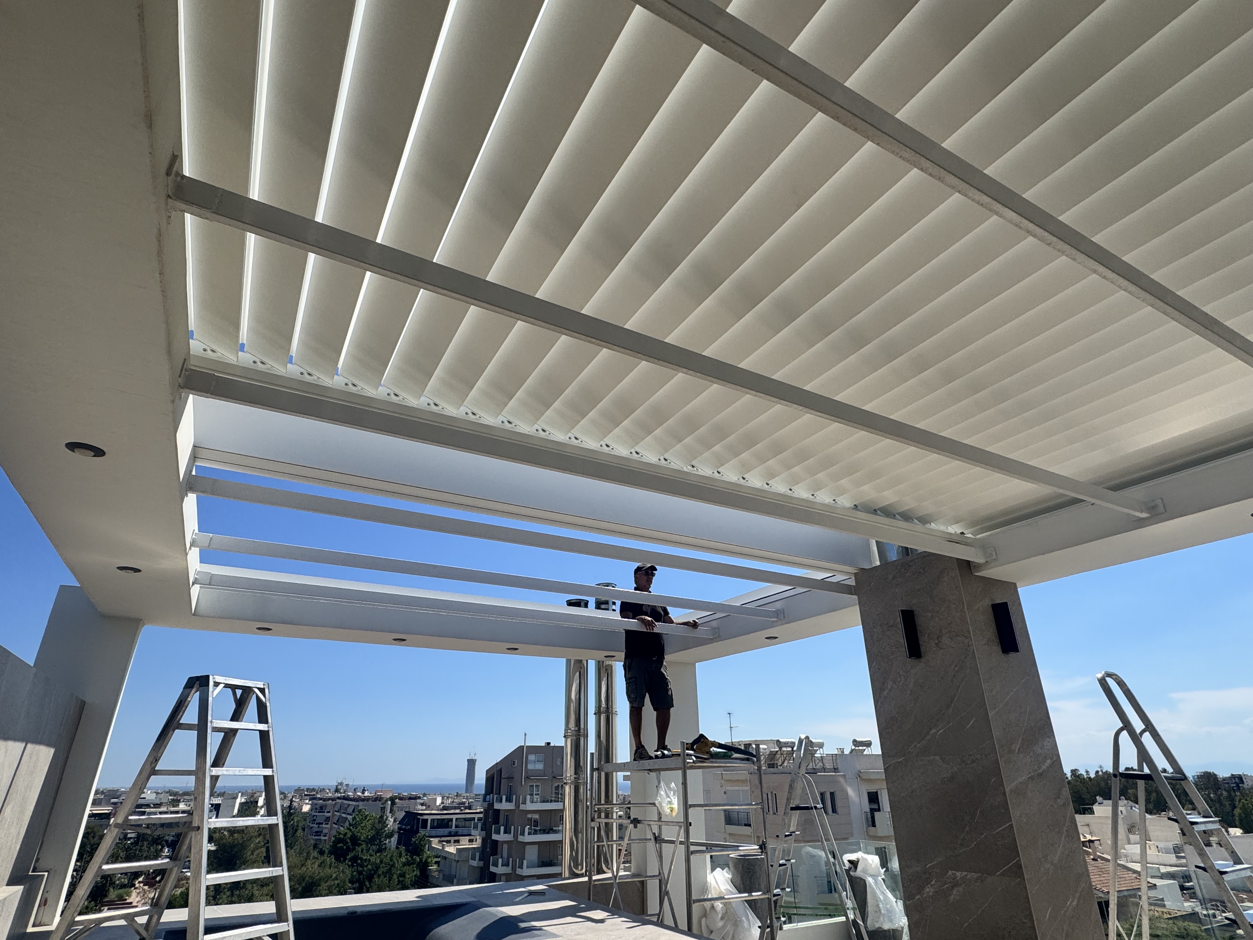 Σταθερή και Ανοιγοκλειόμενη Βιοκλιματική Σκίαση σε Σύγχρονη Πολυκατοικία στον Άλιμο, Άλιμος — φωτογραφία 1 από 6
