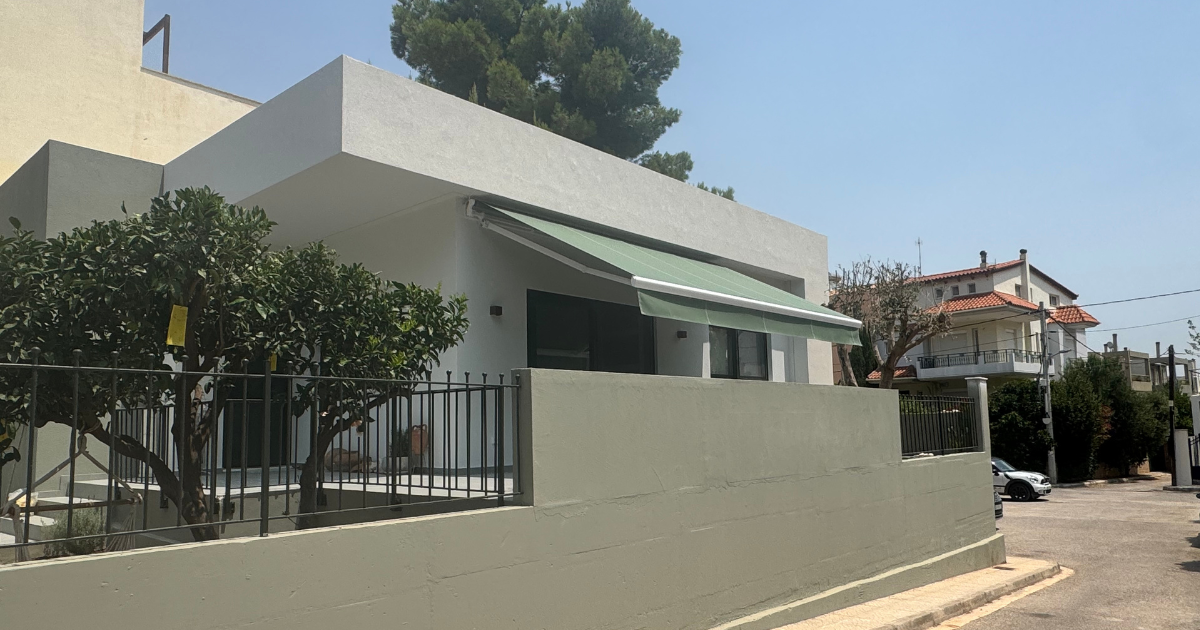 Awning with a Distinctive Fabric at a Single-Family Home in Vari