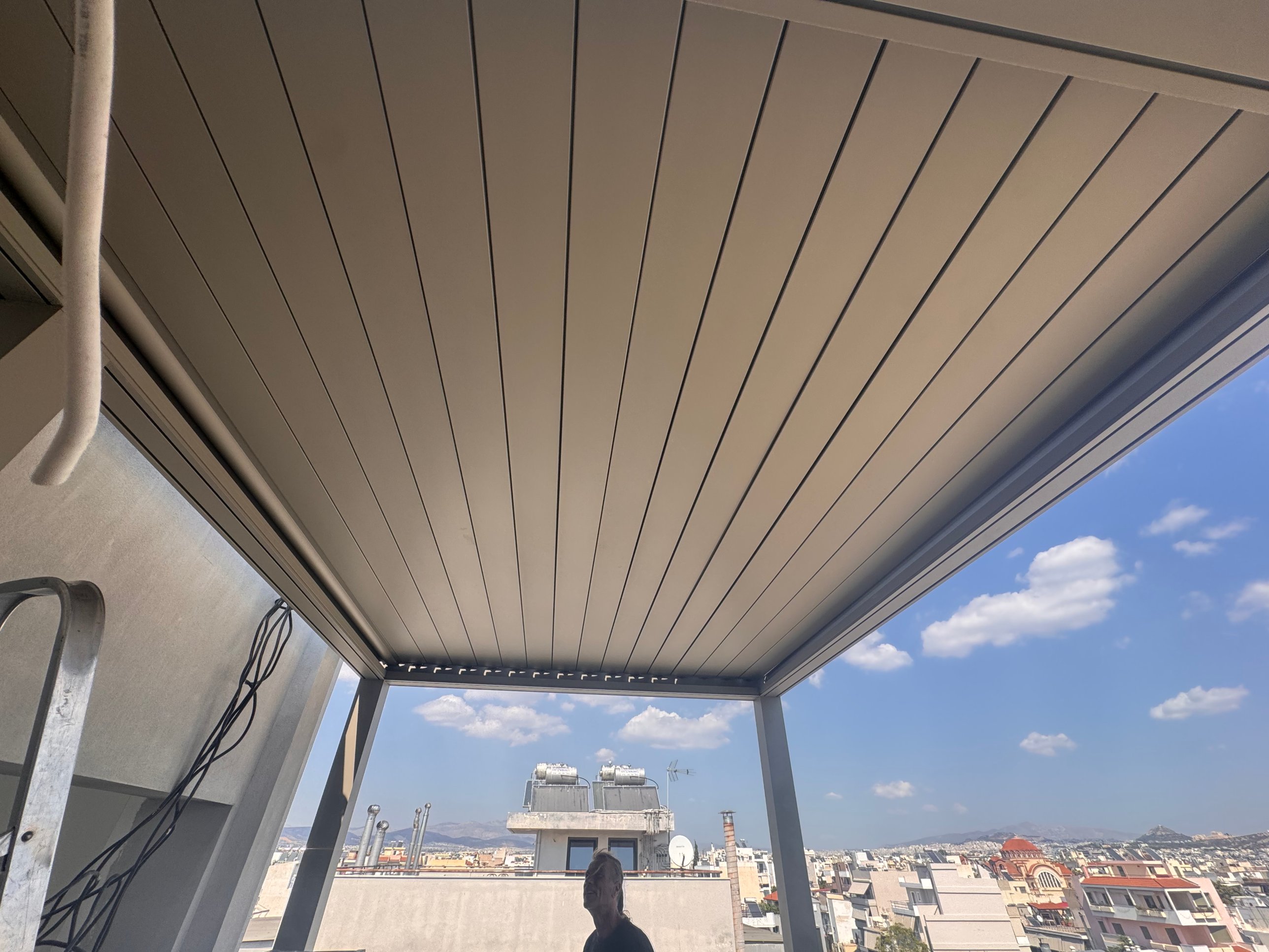 Bioclimatic Pergola on the Seventh Floor of an Apartment Building in Moschato — photo 1 of 4
