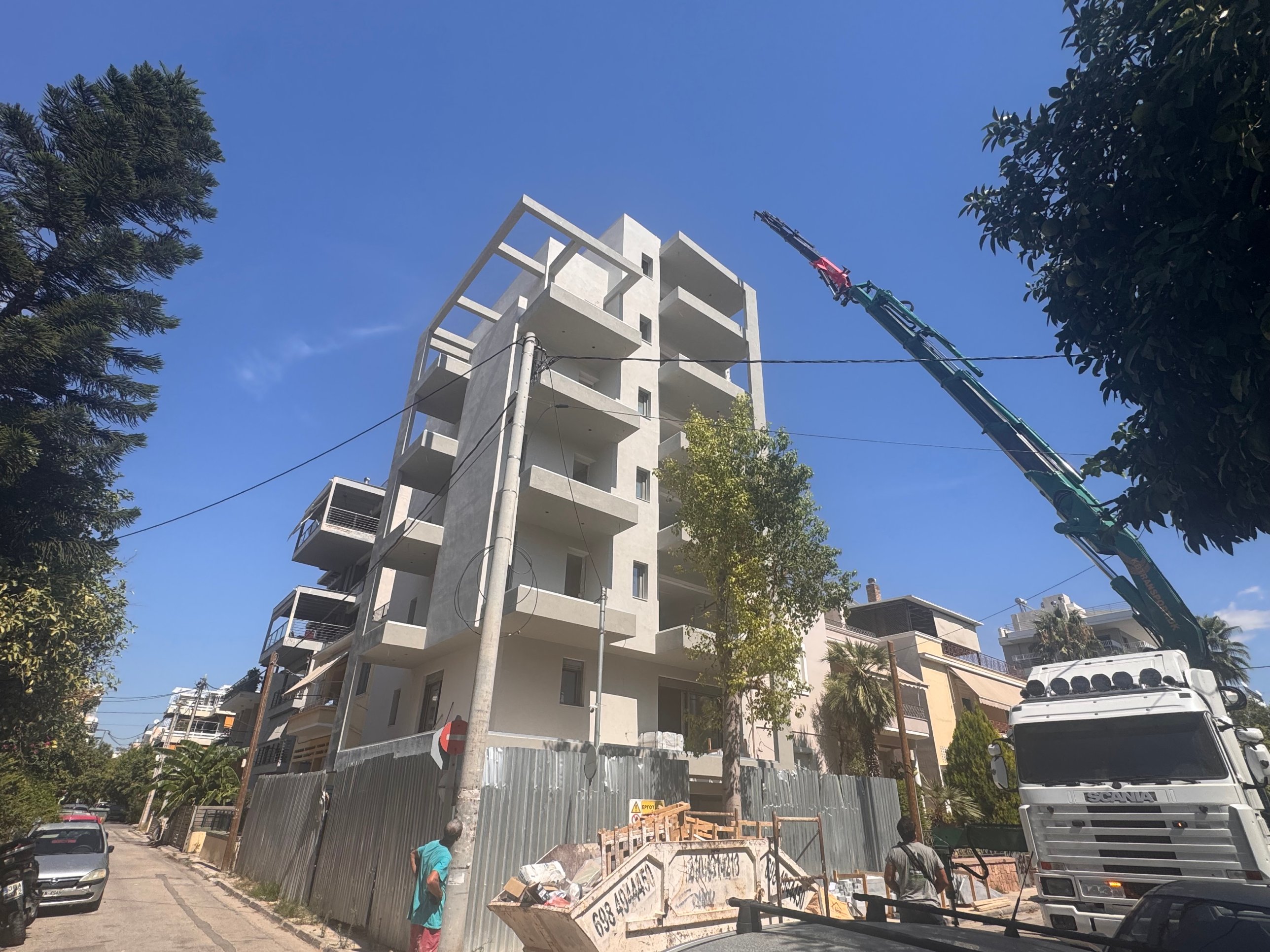 Bioclimatic Pergola on the Seventh Floor of an Apartment Building in Moschato — photo 3 of 4