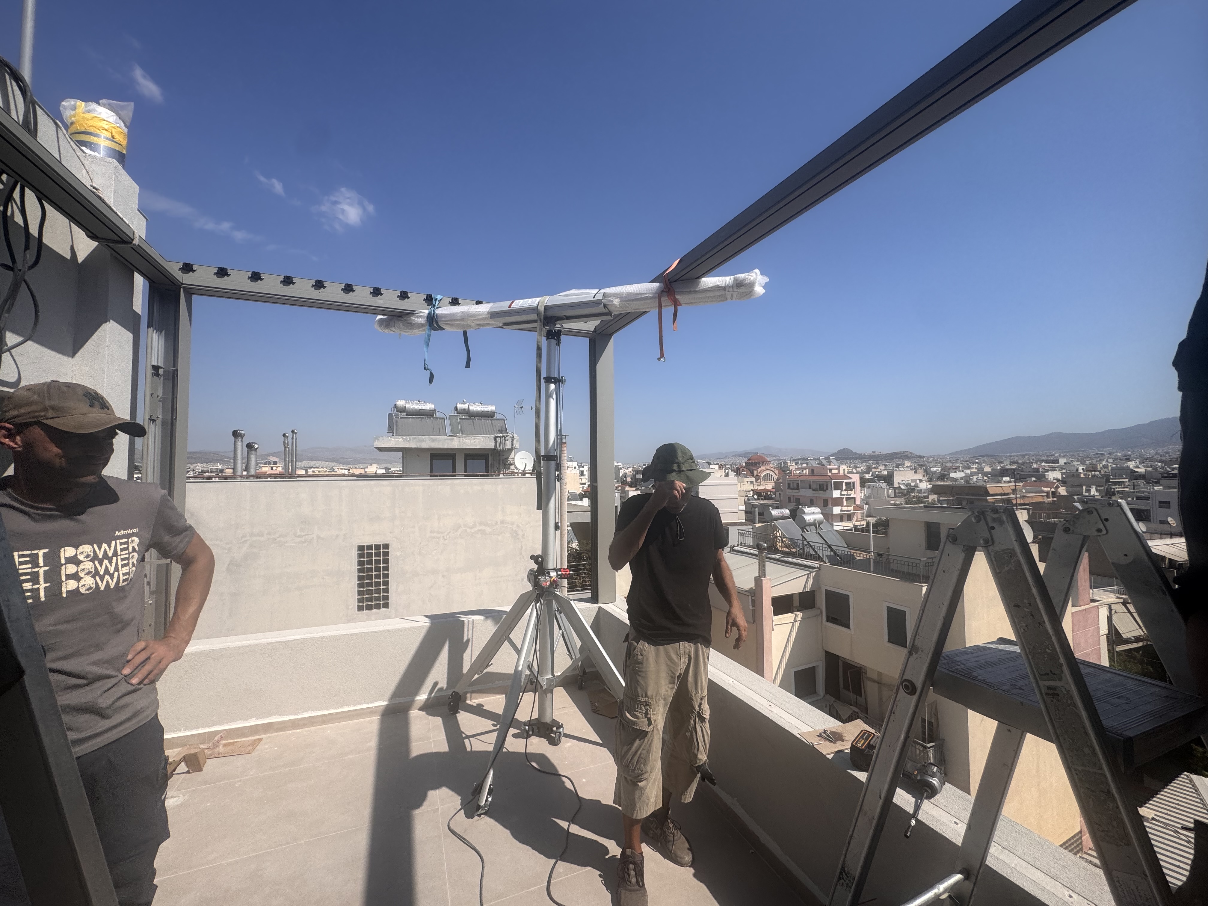 Bioclimatic Pergola on the Seventh Floor of an Apartment Building in Moschato — photo 4 of 4