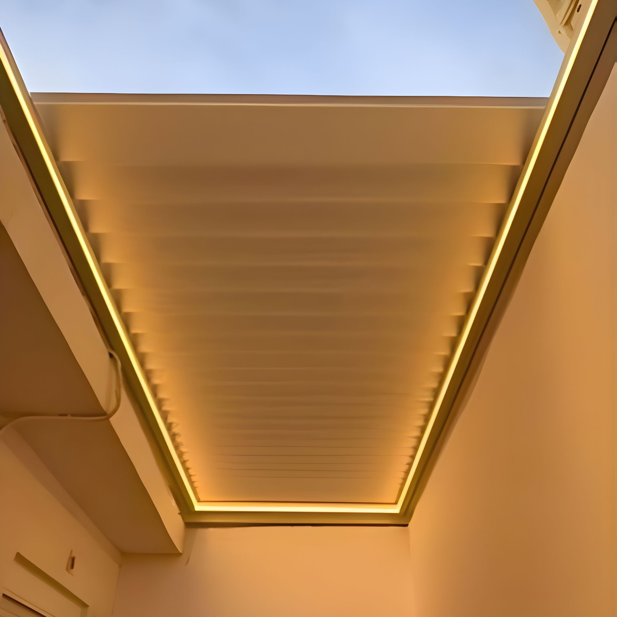 Βιοκλιματική ανοιγοκλειόμενη πέργκολα με περιμετρικό LED φωτισμό σε εσωτερική αυλή στο Κερατσίνι