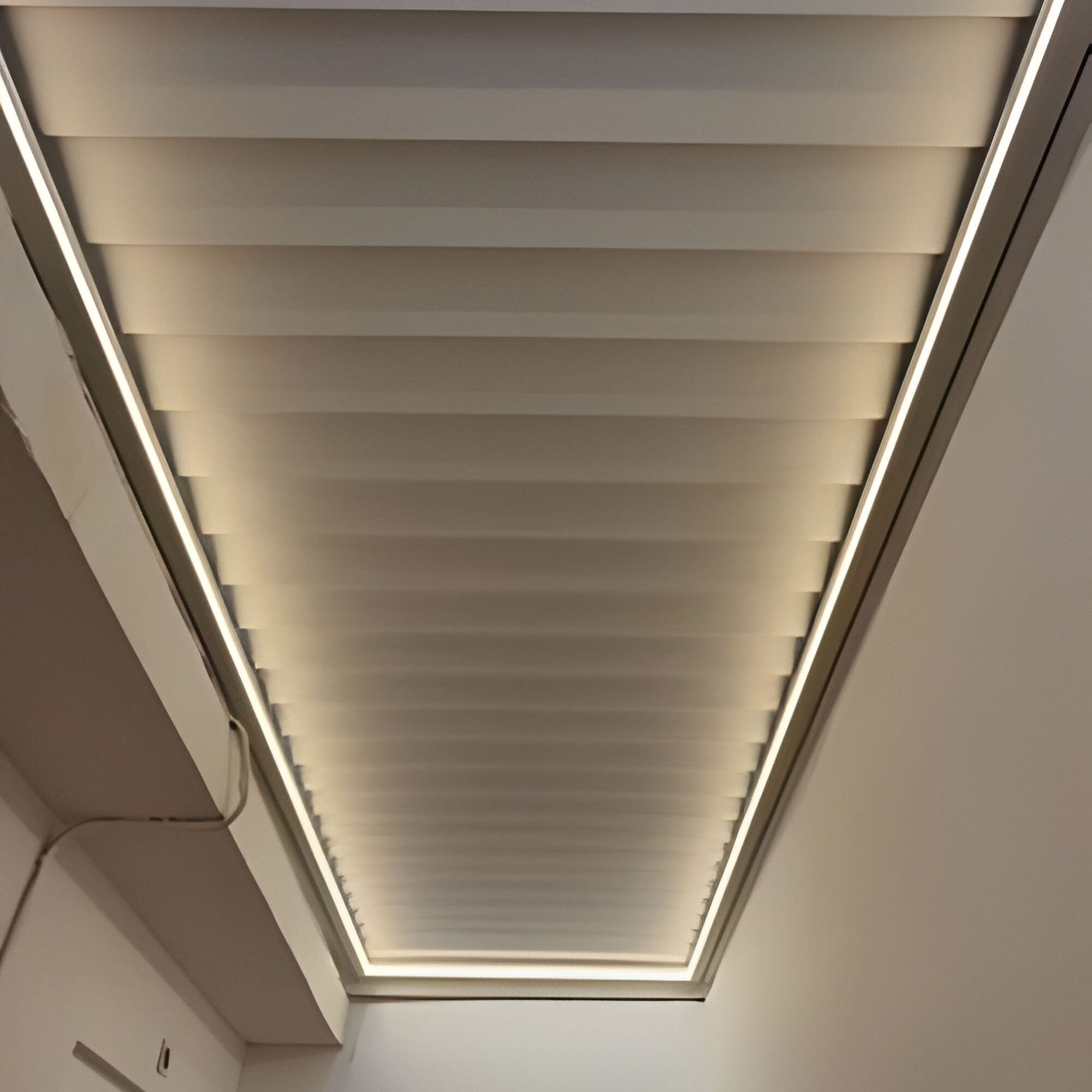 Βιοκλιματική ανοιγοκλειόμενη πέργκολα με κλειστές περσίδες και περιμετρικό LED σε εσωτερική αυλή στο Κερατσίνι