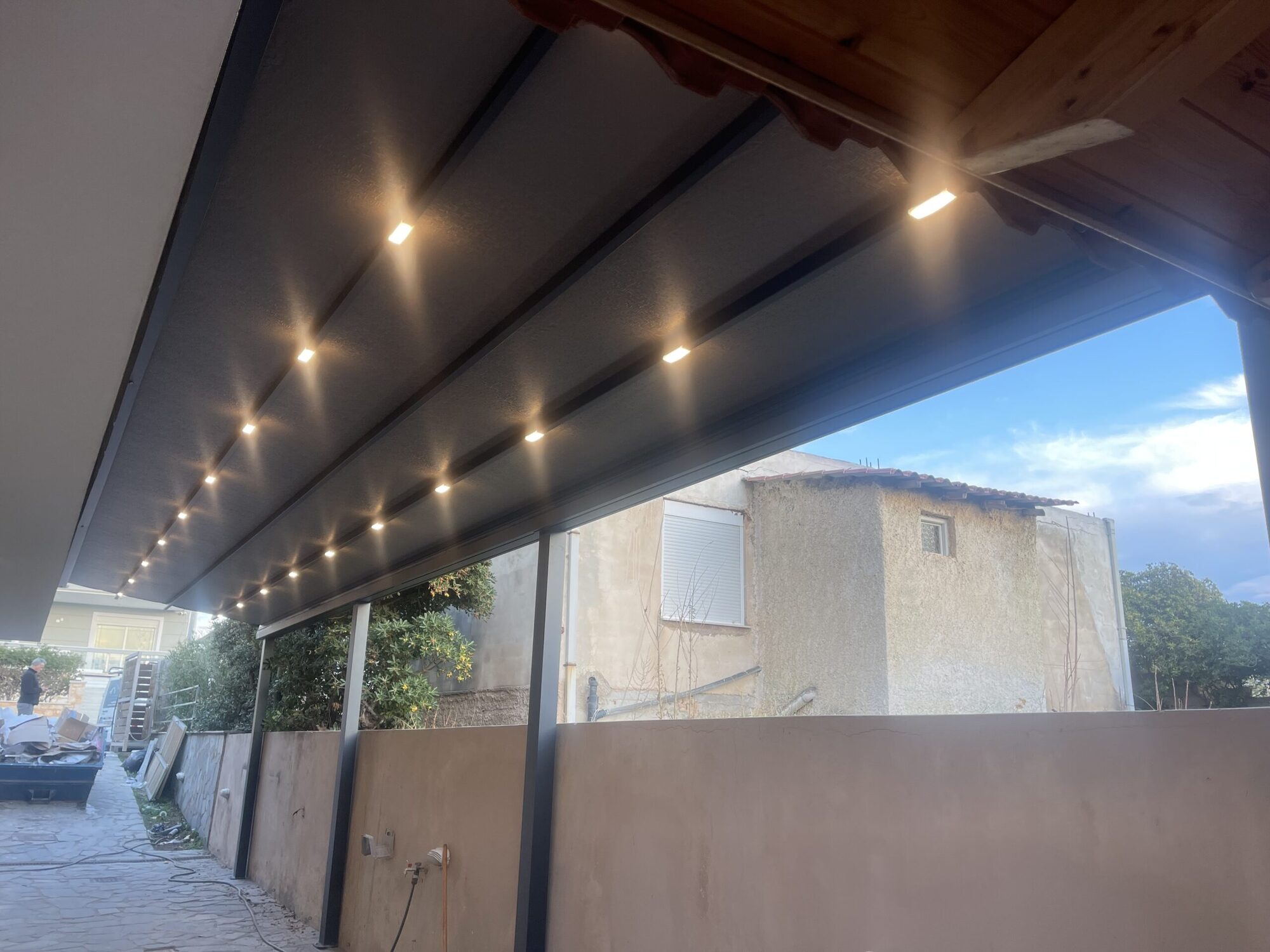 Σύγχρονη τεντοπέργκολα με φωτισμό LED, προσφέροντας κάλυψη από τον ήλιο και τον καιρό, ενώ δημιουργεί μια μοναδική ατμόσφαιρα.