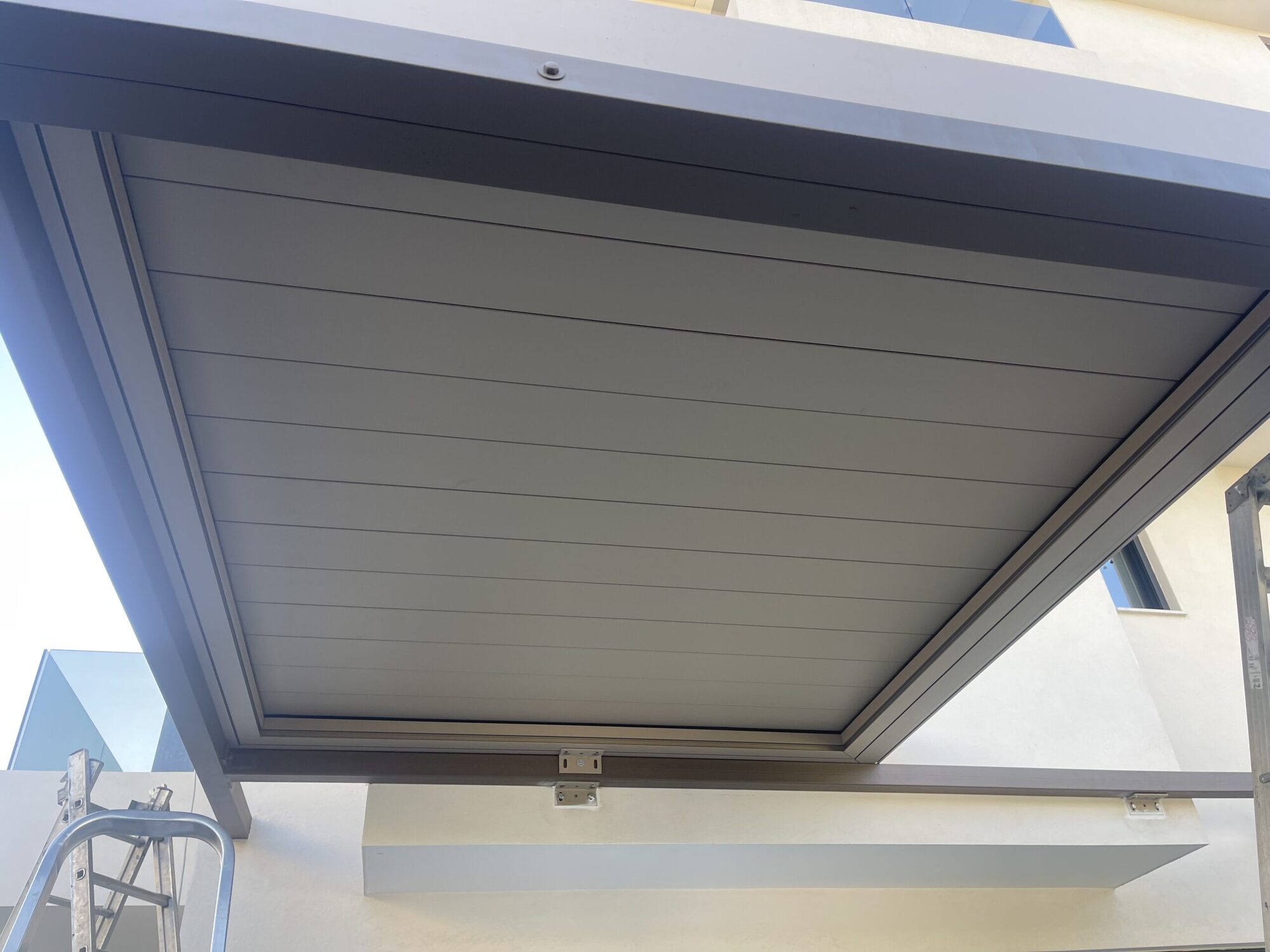 Κλειστή βιοκλιματική πέργκολα σε εξωτερικό χώρο, κατασκευασμένη από ανθεκτικά υλικά για μέγιστη προστασία και αισθητική.