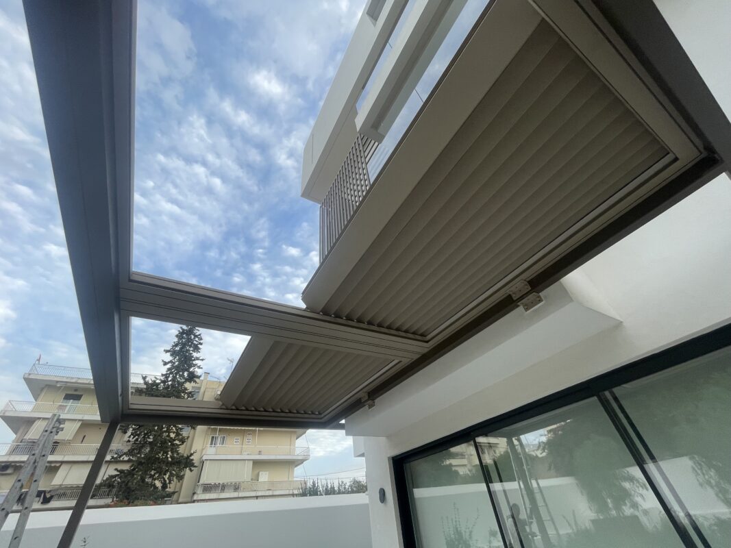 Πέργκολα αλουμινίου με πτερύγια που ανοίγουν και κλείνουν για μέγιστη ευελιξία στη διαχείριση του φωτός και του αέρα.