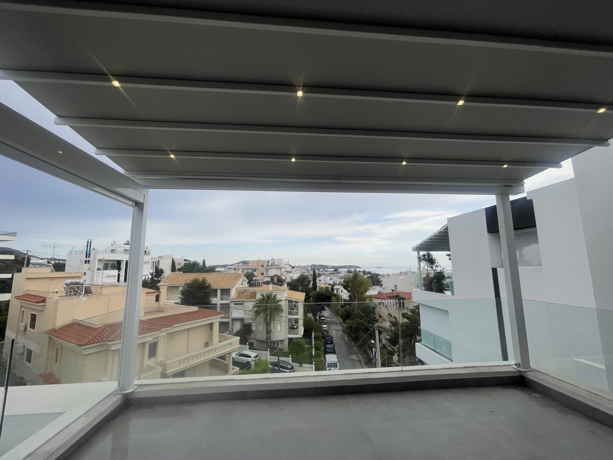Βεράντα με τεντοπέργκολα και φωτισμό LED σε κατοικία στη Βούλα