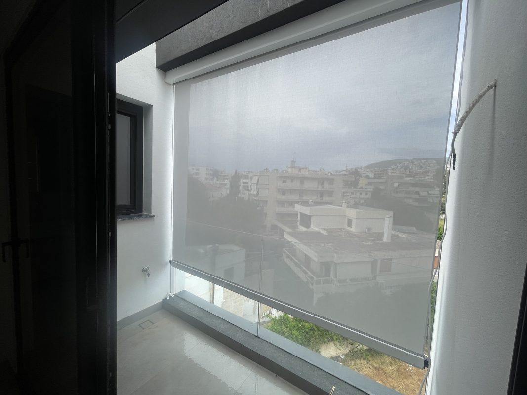 Κάθετο κασονέτο με διάτρητο ύφασμα σε έργο σκίασης στη Βούλα