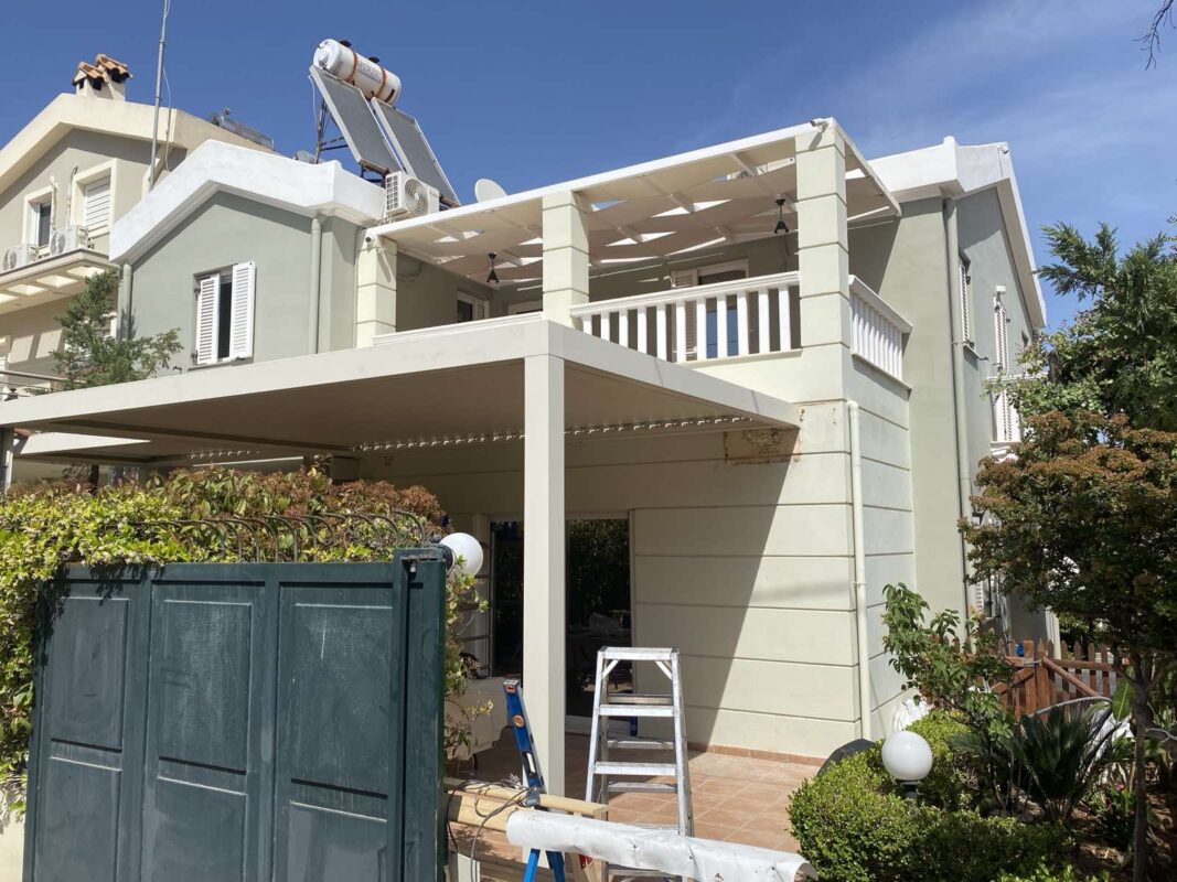 Τοποθετημένη βιοκλιματική πέργκολα σε μονοκατοικία στη Βάρη.