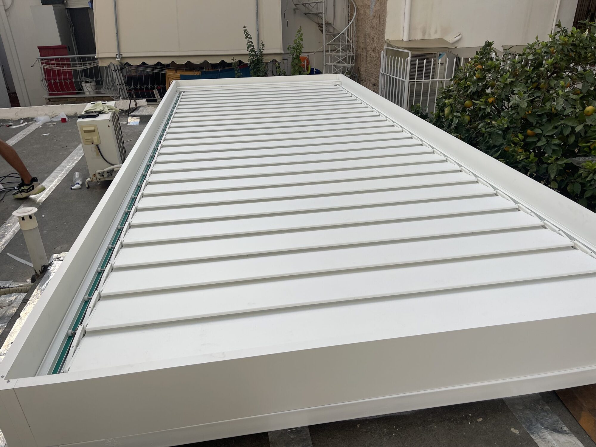 Βιοκλιματική ανοιγοκλειόμενη πέργκολα με περιμετρικό LED στο Κερατσίνι
 - φωτογραφία 3