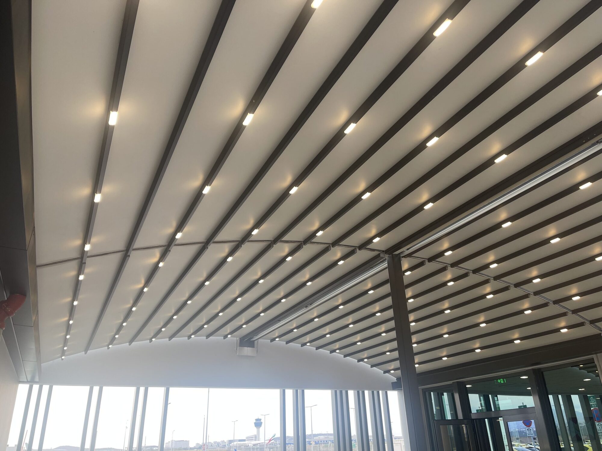 Σύστημα σκίασης με φωτισμό LED σε καμπύλο σχεδιασμό. Ιδανικό για εσωτερικούς και εξωτερικούς χώρους, προσφέροντας ατμοσφαιρικό φωτισμό και προστασία από τον ήλιο.