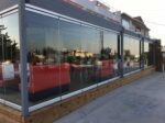 Επαλληλά γυάλινα πάνελ ιδανικά για χώρους εστίασης, παρέχοντας ευελιξία στη χρήση και μοντέρνα αισθητική.