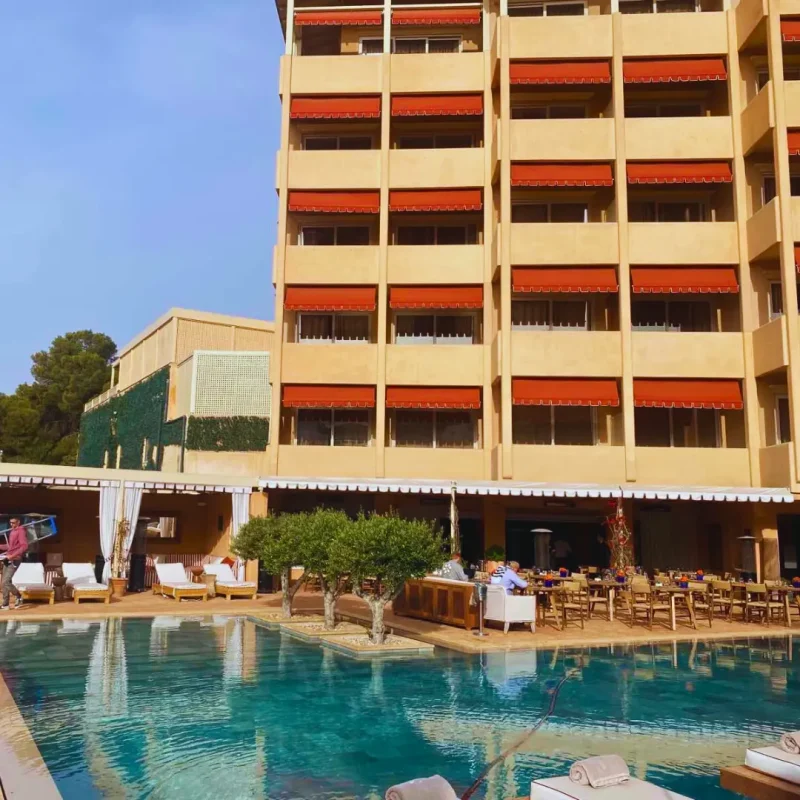 Το έργο μας με την τοποθέτηση τεντών στο ξενοδοχείο The Margi στη Βουλιαγμένη, που προσφέρει προστασία και κομψότητα στον χώρο.