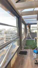 Εγκατάσταση τζαμιών Triple Motion με μηχανισμό πολλαπλών κινήσεων, προσφέροντας προηγμένη μόνωση, ευελιξία και μοντέρνο σχεδιασμό.