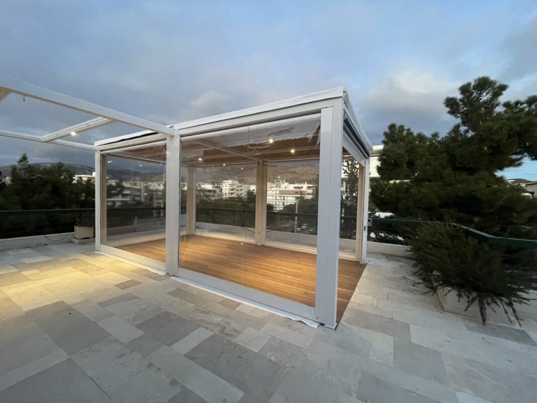 Κάθετες τέντες διαφανείς για προστασία από καιρικές συνθήκες, διατηρώντας τη φωτεινότητα και τη θέα.