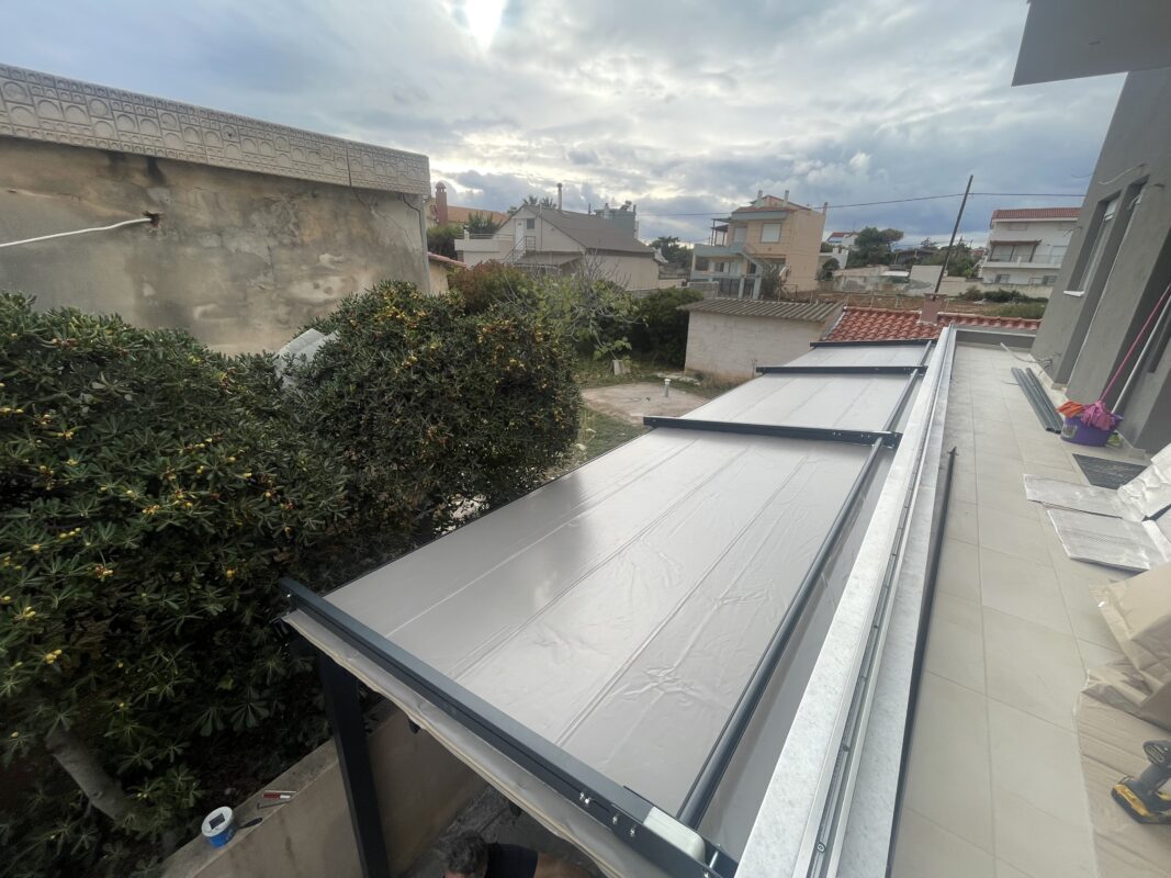 Εγκατάσταση τεντοπέργκολας σε εξωτερικό χώρο, με πτυσσόμενο κάλυμμα για σκίαση και ανθεκτική κατασκευή.