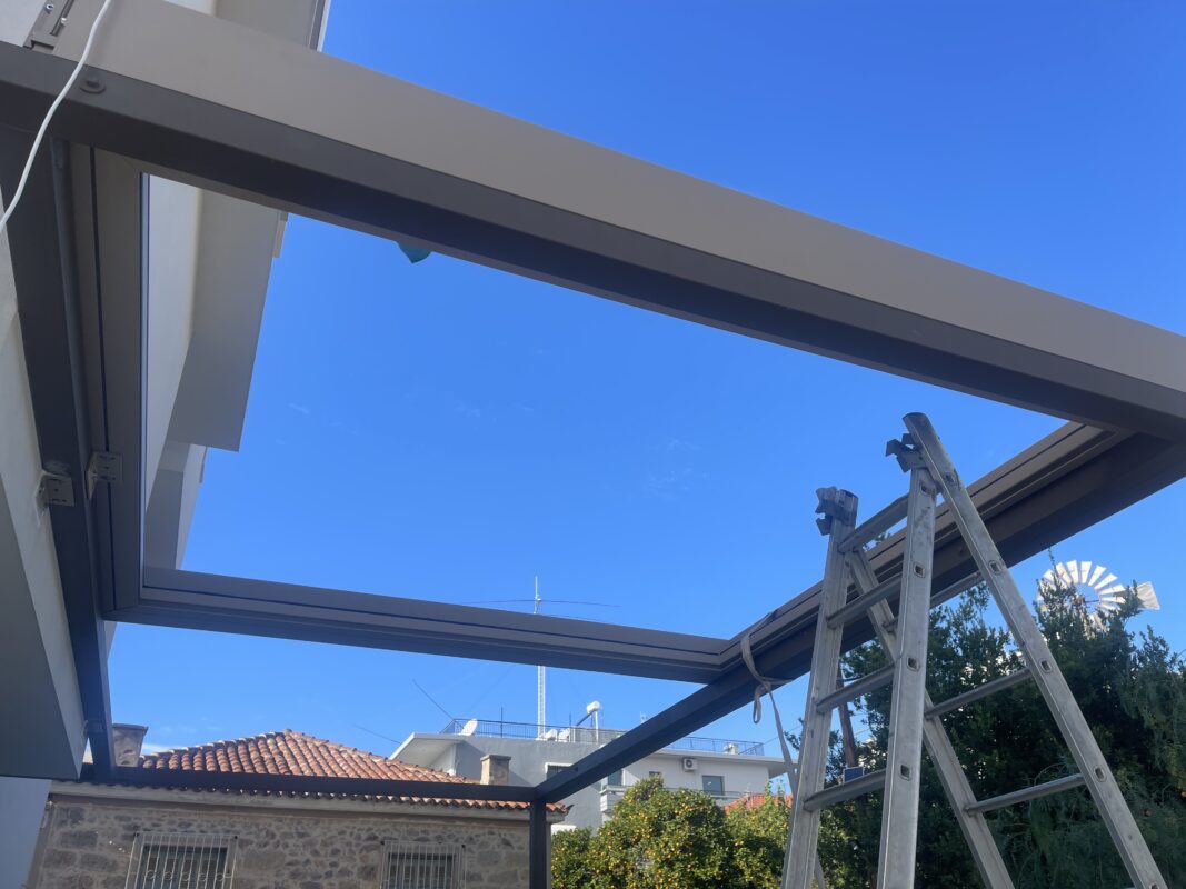 Πέργκολα αλουμινίου χωρίς τα πτερύγια, σε στάδιο εγκατάστασης, με στιβαρό σκελετό και μοντέρνα σχεδίαση.