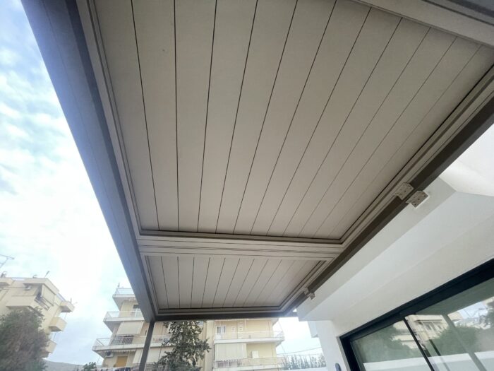 Πέργκολα αλουμινίου με μοντέρνο σχεδιασμό και σταθερή κατασκευή, ιδανική για προστασία και αισθητική αναβάθμιση εξωτερικών χώρων.