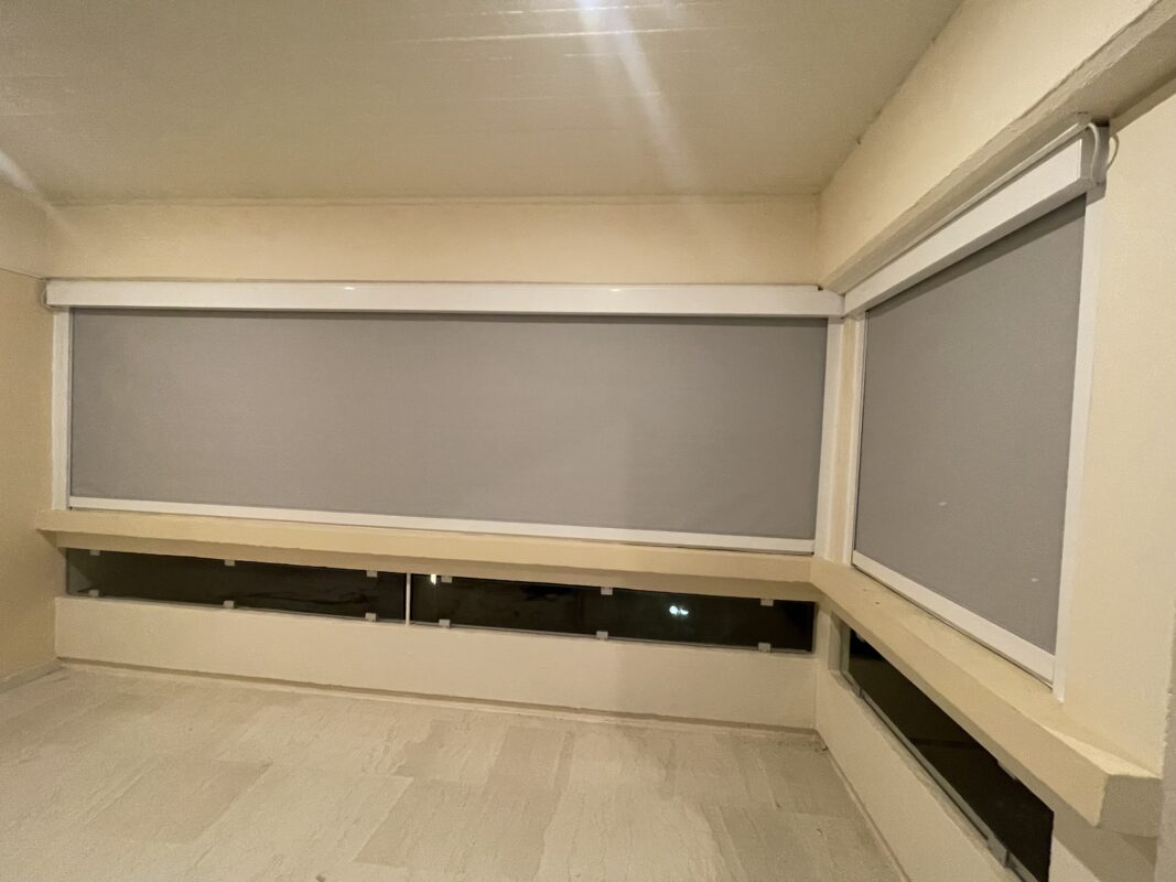 Εσωτερικά ρολά σκίασης εγκατεστημένα σε παράθυρα, ιδανικά για ρύθμιση φωτισμού και ιδιωτικότητα.