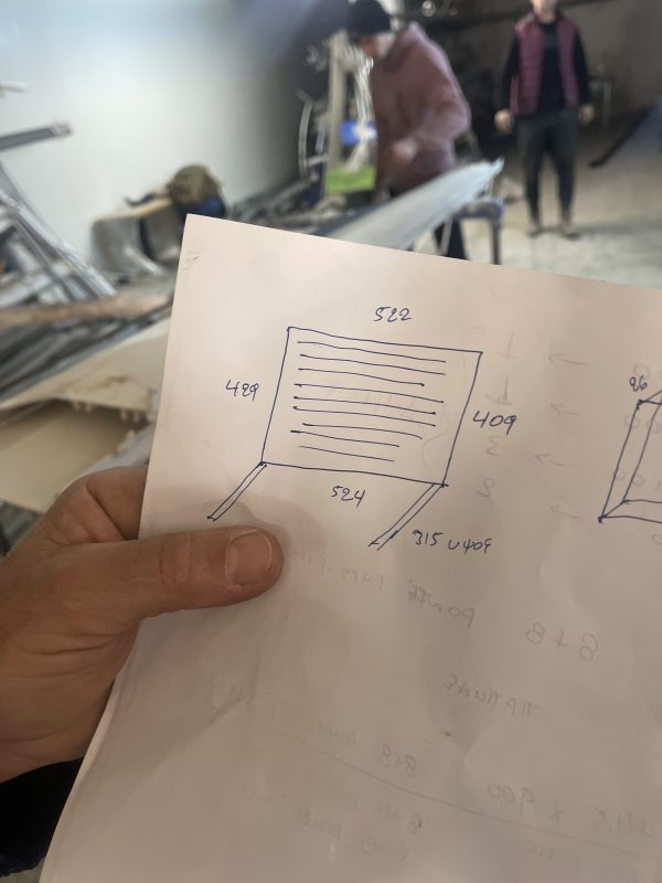 Σχέδιο κατασκευής flat τεντοπέργκολας με σημειωμένες διαστάσεις και αναλυτικές λεπτομέρειες.