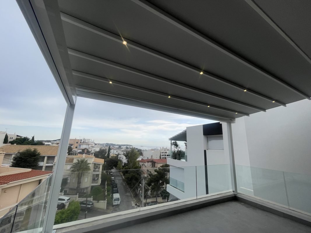 Τεντοπέργκολα με ενσωματωμένο φωτισμό σε κατοικία στη Βούλα