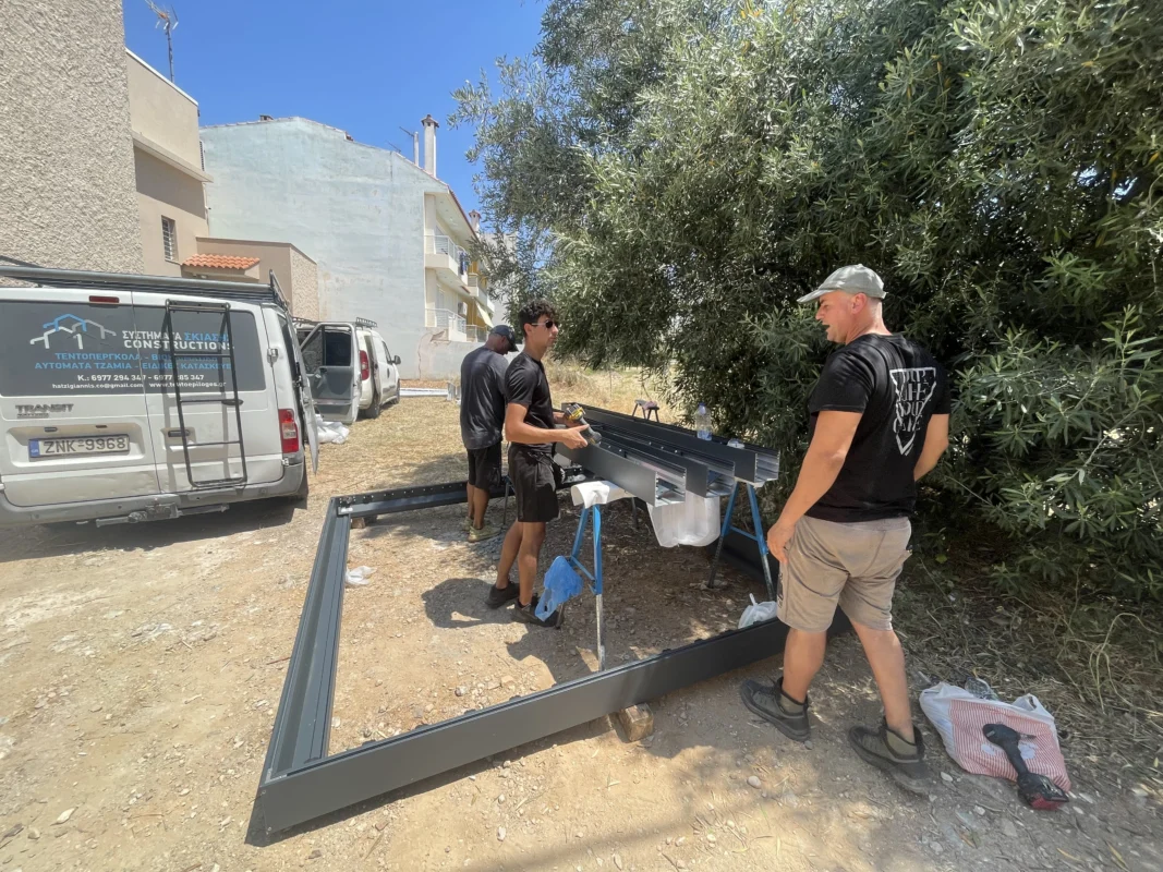 Συναρμολόγηση εξαρτημάτων για βιοκλιματική πέργκολα σε έργο στα βόρεια προάστια