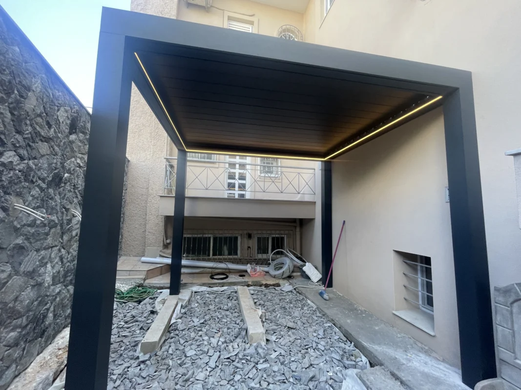 Βιοκλιματική πέργκολα με φωτισμό LED τοποθετημένη σε κατοικία στα βόρεια προάστια