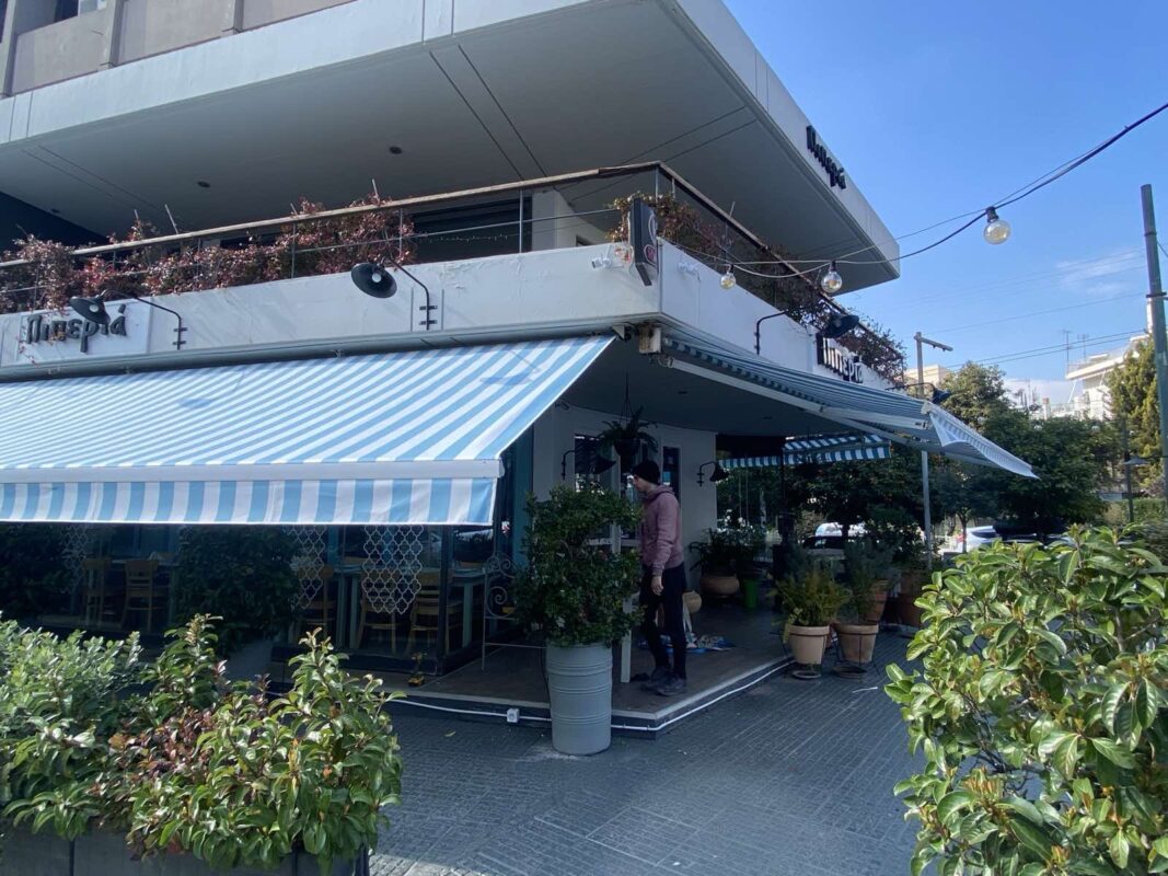 Τέντες σκίασης σε κατάστημα εστίασης με ριγέ ύφασμα στα Νότια Προάστια