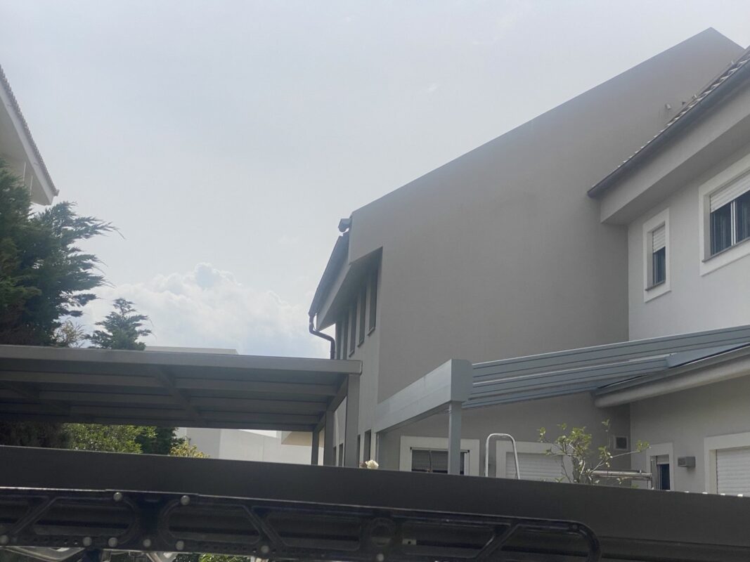 Πλευρική όψη τεντοπέργκολας αλουμινίου σε αυλή μονοκατοικίας
