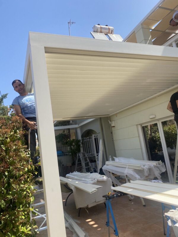 Εγκατάσταση βιοκλιματικής πέργκολας σε αυλή μονοκατοικίας στη Βάρη.
