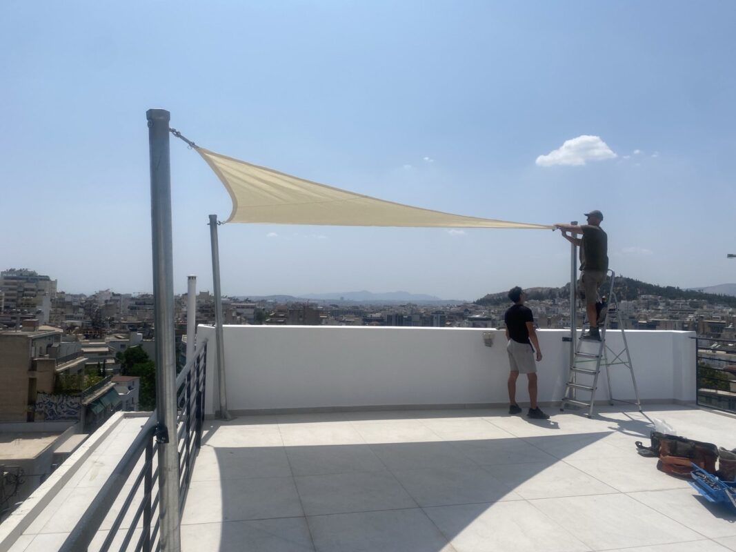 Εγκατάσταση εφελκυόμενης κατασκευής σκίασης σε εξωτερικό χώρο