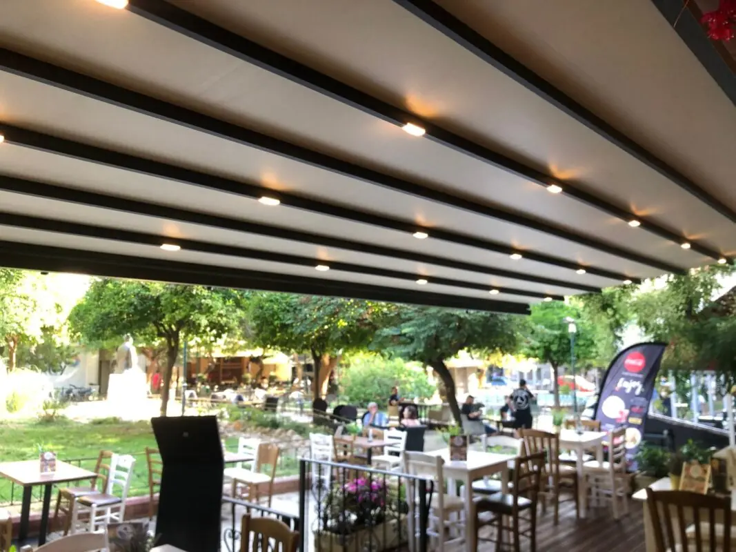 Σύστημα πέργκολας σε επαγγελματικό χώρο εστίασης με ενσωματωμένο φωτισμό